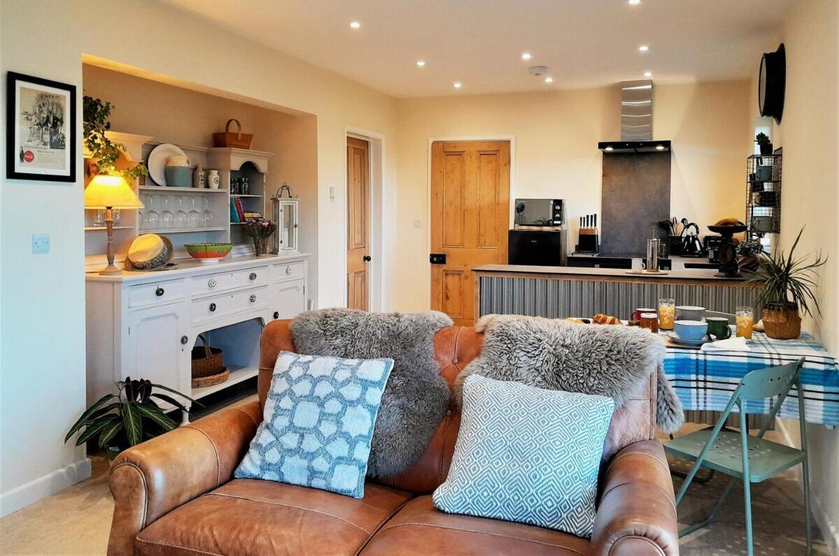 Lobhill Farmhouse Bed And Breakfast And Self Catering Accommodation Okehampton Ruang foto